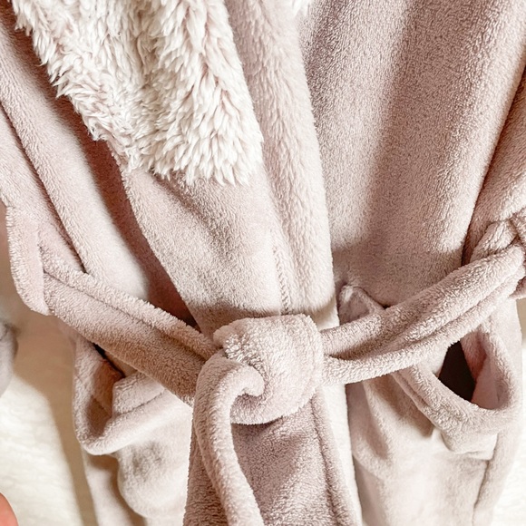Ulta Beauty Lavendar Plush Robe - Picture 5 of 7